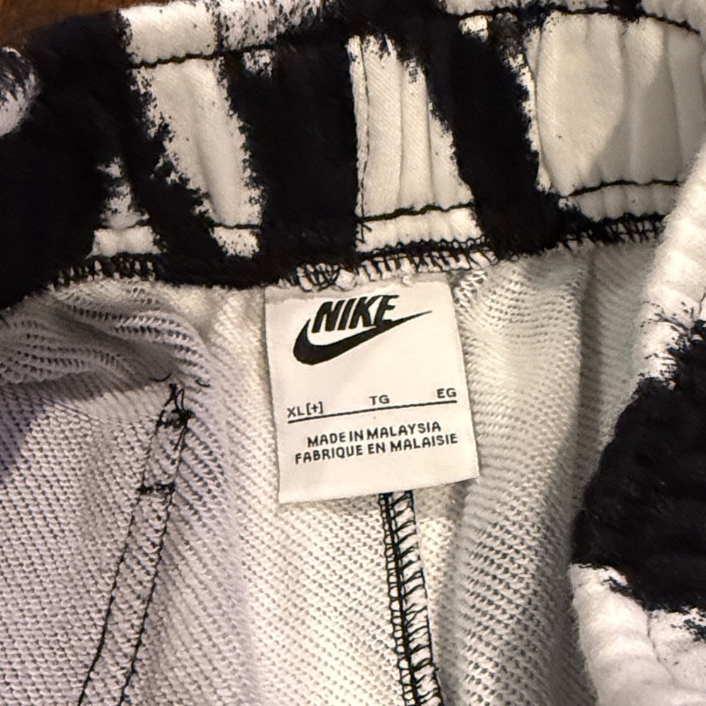 Nike Kids Black & White Athletic Sweat Shorts (size XL+) - Picture 4 of 8